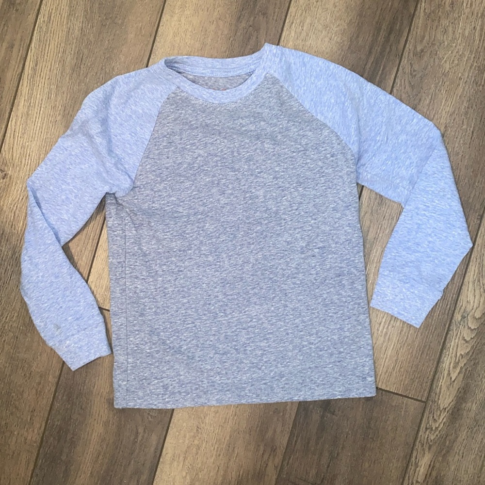 🚨Boys, gray and blue long sleeve Cat and Jack shirt size XS 4/5